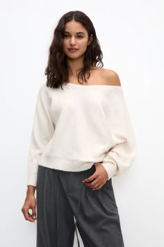 Asymmetric soft sweater - pull&bear Pull And Bear Outfit, Off The Shoulder Jumper, Autumn Jumpers, Open Shoulder Sweater, Asymmetrical Sweater, White Jumper, Long Sleeve Jumper, Pull N Bear, Off Shoulder Sweater