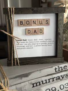 a scrabbled wooden sign with the words'bonjus dad'on it