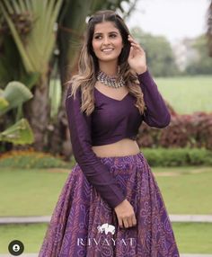 Bandhani Lehenga Blouse Designs, Choli Blauz Designs Latest, Lengha Choli Poses, Navratri Chaniya Choli Pose Ideas, Simple Blouse Designs For Lengha, New Choli Design 2023 Simple, Choli Poses For Women, Poses For Crop Top Lehenga