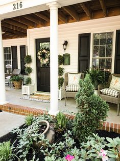 Front Porch Country Farmhouse, Long Narrow Front Porch Ideas, Long Porch Decorating Ideas, Long Front Porch Ideas, Narrow Front Porch Ideas, Long Front Porch Decorating Ideas, Small Front Porch Ideas Entrance, Home Porch Ideas, Spring Porch Decorating