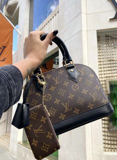 Louis Vuitton Outfits, Louis Vuitton New, Shell Bag, Alma Bb, Chanel Purse, Dior Handbags, Lv Monogram