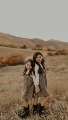 Kid Picture Poses, Sister Picture Poses, Fall Photoshoot Family, Sibling Photography Poses, Sibling Photo Shoots, Fall Family Session, Sibling Pictures, Sisters Photoshoot Poses