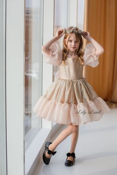 Looking for the perfect dress for your little princess's special occasion? Look no further than our Gold Glitter Tulle Tutu Dress! This stunning dress features layers of soft tulle, accented with sparkly glitter details for a touch of glamour. The full, twirly skirt is perfect for dancing the night away at a birthday party, prom, ball, or wedding. Our dress is also ideal for flower girls and pageants, with its elegant design and attention to detail. Crafted with love and care, this dress is sure Sparkly Ball Gown, Puffy Sleeve Dress, Tutu Birthday, Tulle Tutu Dress, Princess Dress Kids, Twirly Skirt, Formal Wedding Guests, Prom Ball Gown, Create Memories