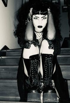 Trad Goth Photoshoot, Goth Photoshoot Ideas At Home, Plus Size Trad Goth, Goth Picture Ideas, Goth Poses, Goth Pics, Goth Photoshoot, Goth Girl Aesthetic