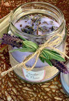 Vela de soja en tarro con tapa y aroma de lavanda Aroma Candle Diy, Bedroom Drawing Illustrations, Bedroom Drawing Ideas, Handmade Candles Diy, Home Decor Ideas Bedroom, Diy Candles Homemade, Home Decor Apartment, Homemade Scented Candles, Soya Mumu