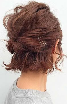 Kręcony Bob, Easy Updo Hairstyles, Short Hair Lengths, Peinados Fáciles Para Cabello Corto, Half Updo, Updo Hairstyles, Short Hair Updo