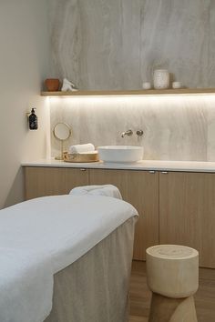 Été 2024 : "Plongez dans l'univers d'un spa esthétique avec nous ! Accordez-vous des moments de self-care avec nos soins de la peau, masques pour le visage, pédicures et manicures. Adoptez une routine qui vous permet de prendre du temps pour vous. Découvrez nos photos inspirantes et nos idées de décoration pour créer une ambiance de spa à la maison. Transformez chaque instant en une expérience de bien-être avec nous.'' Spa Aesthetic, Spa Interior Design, Salon Suites Decor, Esthetician Room