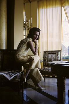 Lee Radziwill in a Simonetta yellow pantsuit 1962. Lee Radziwill Style, 1962 Fashion, Lee Bouvier, Glamor Photography, Vintage Editorials, Ali Macgraw, Socialite Style, Lee Radziwill, Adam Lippes