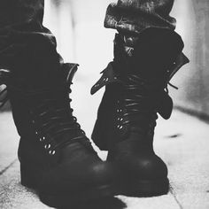 Punk Dress, Black Combat Boots, England Fashion, Mens Black Leather, Biker Boots, Yohji Yamamoto, Nike Zoom, Punk Fashion, Wearing Black