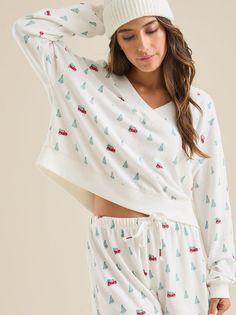 Relax in style with our plush lounge set featuring a festive Christmas tree pattern. Perfect for holiday gatherings or cozy nights in. Christmas Pajamas Aesthetic, Cute Christmas Pajamas, Pajamas Aesthetic, Holiday Pjs, Family Christmas Party, Cute Pajama Sets, Christmas Pjs, Holiday Pajamas, Christmas Tree Pattern