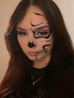 Catrina Make Up Ideas, Face Paint Makeup Halloween, Skeleton Make Up Look, Cute Face Paint Ideas For Halloween, Rate Langdon Makeup, Easy Skull Makeup Half Face, Minimal Skeleton Makeup, Hallowen Meka Up, Skull Halloween Makeup Easy