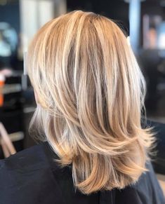 Blond Hair Colors Ideas For Short Hair, Beverly Mitchell Hair, Blonde Hair Color To Cover Gray, Back Of Medium Length Hair, Feathered Sides Haircut, Medium Short Layered Haircuts Shoulder Length, Shoulder Length Blonde Highlights, Mid Length Blonde Hair With Layers, Hair Layers Short