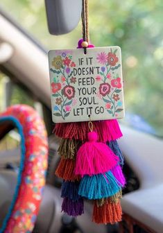 a sign hanging from the dashboard of a car that says if it doesn't feed your soul, let it go