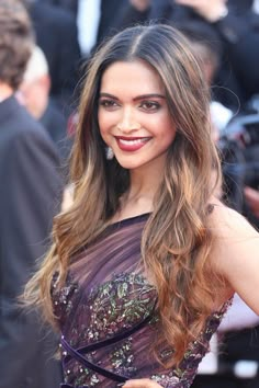 Deepika Padukone Hair Color, Deepika Padukone Hair, Dusky Skin, Which Hair Colour, Honey Blonde Hair Color, Global Hair