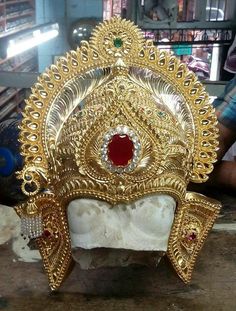 Gold Mukut Design, Indian Crown, Sun Locket, Krishna Jewellery, Jewelry Painting, Ganpati Photo Hd, Christmas Fashion Outfits, Maa Image, Male Crown