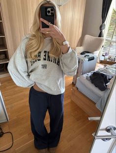 Winter Aethestic Outfits, Cute Comfy Outfits For Winter, Sweatpants Outfit Ideas, Adrette Outfits, Sweatpants Outfits, Sweatpants Outfit, Lazy Day Outfits