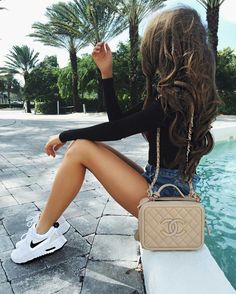 White Nike Tennis Shoes, Slingback Chanel, Espadrilles Chanel, Rihanna Street Style, Tennis Shoes Outfit, Nike Tennis Shoes, Nike Tennis, Shoes Outfit, Foto Poses