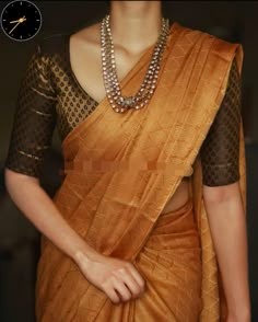 Gold Banarasi Saree, Saree With Black Blouse, Silk Sarees With Contrast Blouse, Sarees With Contrast Blouse, Modern Sari, Tussar Silk Sarees, Cotton Saree Blouse Designs, Simple Saree Designs, New Saree Designs