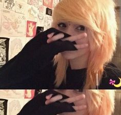 Emo Haircut 2000s, Blonde Scene Girl, Scene Hair 2000s, Emo Hair Aesthetic, Cute Scene Hair, 2000s Scene Aesthetic, Emo Girl 2000s, Blonde Scene Hair, Curly Scene Hair