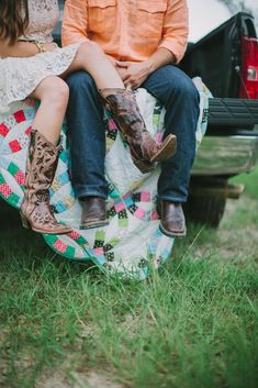 Simple Wedding Dress Country, Photo Couples, Engagement Photo Props, Mississippi Wedding, Country Cowboy, Cute Engagement Photos, Engagement Photos Country, Couples Portrait