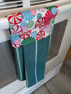 an oven mitt hanging from the side of a stove