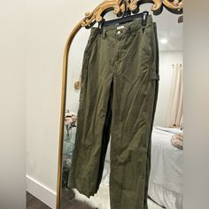 Aritzia Carpenter Pants. Never Worn Without Tags. Size 8 Runs A Bit Smaller. Could Fit A Size 6. Aritzia Tna Jumpsuit, Green Carpenter Pants, Aritzia Tna, Aritzia Pants, Carpenter Pants, Pants Color, Army Green, Pant Jumpsuit, Straight Leg