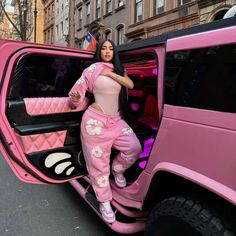 paloma mami insta post Paloma Mami Outfits, Pink Shoes Outfit, 90s Inspired Outfits, Pink Tumblr Aesthetic, Instagram Baddie, Pretty Brunette, Insta Post, Luxury Lifestyle Dreams, Instagram Photo Inspiration