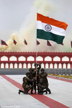 Indian National Flag, Indian Flag Pic, Independence Day Wallpaper, Indian Army Quotes, Indian Army Wallpapers, Indian Flag Images, Happy Independence Day India, Indian Flag Wallpaper, Independence Day Background