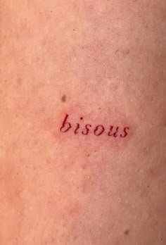 a woman's back with the word bisous written on it