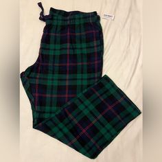 The Holidays Are Right Around The Corner! It’s Time To Start Thinking About The Family Holiday Pj’s! These Flannel Pants Are So Soft And Comfy! Old Navy Pajamas, Green Tartan, Green Flannel, Red Plaid Flannel, Seersucker Pants, Flannel Pants, Old Navy Maternity, Flannel Women, One Piece Pajamas