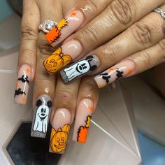 Cute Halloween Nail Art Designs, Disney Nails October, Medium Nails Halloween, Disney October Nails, Halloween Disneyland Nails, Disney Halloween Acrylic Nails, Disney Pumpkin Nails, Minnie Mouse Halloween Nails, Halloween Nails Characters