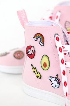 pink converse with mini patches I Spy Diy, Diy Patch, Design Moda, Embellished Shoes, Old Shoes, Diy Patches, Diy Projects For Teens, Fabulous Shoes