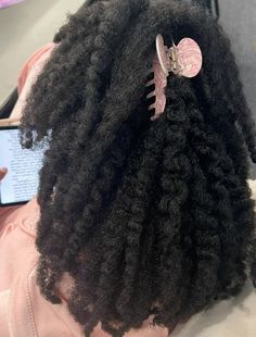 Half-Up Half-Down #pink #halfuphalfdown #books #bookshelf #read #reading #bookshelves #booklover #blackgirl  #bookstoreaesthetic  #romancereader #bookaesthetic #readingcommunity #reader #naturalhaircommunity #naturalhairjourney #twiststyles #blackgirlhair #tracksuit #lightpinkoutfit Claw Clip Natural Hair, Claw Clip Hairstyle, Clip Hairstyle, Healthy Natural Hair Growth, Quick Natural Hair Styles, Type 4 Hair