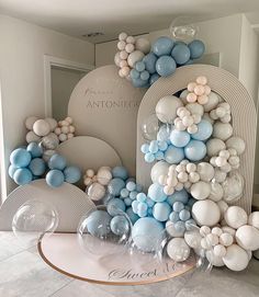 balloons are arranged in the shape of an arch