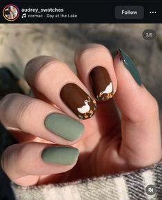 Fall Nails Pastel, Green Nail Inspiration Short, Matte Pumpkin Nails, Nail Designs No Extensions, Outdoor Themed Nails, Gel Nails Ideas Western, Dark Green Fall Nails Designs, Nail Art Detailed, Winter Nails Natural Nail