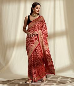 Red Gharchola Saree, Bandhej Saree, Engagement Dress For Bride, Casual Date Night Outfit, Crepe Saree, Saree Designs Party Wear, Bandhani Saree, Ethnic Outfits, Indian Bridal Wear