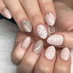 Nail Art Neutral, Neutral Flowers, Nexgen Nails, Neutral Nail Designs, Neutral Nail, Infinity Nails, Classy Nail Designs, Daisy Nails, Pearl Nails