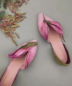 Handmade Pink Satins Flower Pointed Toe Flat ShoesMade of:- Upper.-Rubber sole-Faux Leather cushioned insole.0.59"/1.5cm Heel Mode Shoes, Mode Tips, Dr Shoes, Pointed Flats, Neue Outfits, Satin Flowers, Leather Cushion, Pointed Toe Flats, Pink Shoes