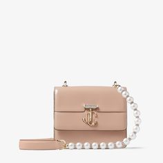 Moderne et intemporel, le sac à main AVENUE est confectionné en Italie en cuir rose ballerine. Ce style à rabat se démarque par une petite barre sertie de cristaux, ainsi que notre emblème JC signature doré. Il est complété par une bride en cuir, perles et cristaux. Cet accessoire raffiné complètera toutes vos tenues du quotidien. Jimmy Choo Bags Handbags, Back Bag, Pink Box, Sneaker Dress Shoes