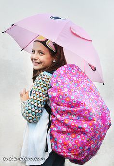 Recupera un ombrello rotto per proteggere il tuo zaino in tempo inclemente! Facile e veloce, questo coprizaino impermeabile fai da te è perfetto sia per bambini che per adulti! www.cucicucicoo.com Upcycle Umbrella, Make A Backpack, Kids Going To School, Backpack Cover, Waterproof Picnic Blanket, Big Backpacks, Craft Bags, Bad Weather