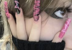 Punk Acrylic Nails Coffin, Y2k Simple Nails Acrylic, Star Themed Nails Y2k, Trashy Nails Acrylic, Yk2 Nails Pink, Y2k Nails Without Charms, 200s Nail Design, Goth Nail Ideas Acrylic, Hot Pink And Zebra Nails