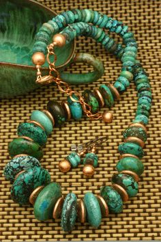 Turquoise and Copper. Always a great combination. Turquoise Stone Jewelry, Beautiful Beaded Jewelry, Polymer Clay Flower Jewelry, Chunky Jewelry, Button Jewelry, Classic Jewelry, Girly Jewelry, Exquisite Jewelry