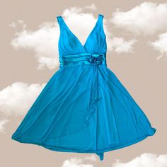 This is a lovely vintage 'Fit And Flare' halter midi dress in vivid turquoise from the late 90s/Y2K. It has an Asymmetrical layered cut, back tie, and pleated satin waist belt with a matching flower. This is a stunning piece for a special mood. Made in USA. Size: S ( yet its strechble - the maniqquin size M). the dress is in great vintage condition, clean, and preserved, with a minor feel of use on the satin part. ----------------------------------------------------------------------- TRACKED WO Layered Cut, Cache Dress, Dress Asymmetrical, Y2k Dress, Turquoise Dress, Halter Midi Dress, Late 90s, Vintage Fits, Fairy Grunge