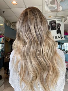 Brown Roots With Blonde Highlights, Full Head Blonde Foils On Dark Hair, Balliage Hair, Blonde Foils, Blonde Hair With Roots, Bright Blonde Hair, Blonde Hair Transformations