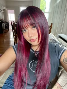 #redhair #hair #haircolor Black And Magenta Hair, Draculaura Hair, Pelo Color Vino, Hair Refresh, Pink And Black Hair, Magenta Hair, Red Hair Inspo, Hair Streaks