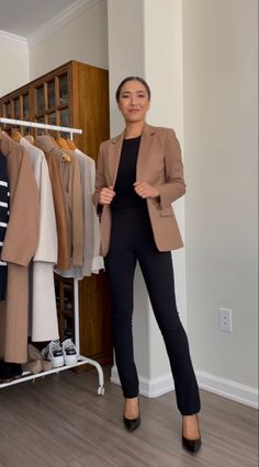 Lawyer Outfits Women, Outfit Formal Mujer, Court Outfit, Work Attire Women, Interview Outfits Women, Business Professional Outfits, Casual Work Outfits Women