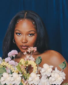 Flower Graduation Photoshoot, Iconic Black Women Photos, Graduation Pictures Artist, Black Women Flower Photoshoot, Natural Birthday Photoshoot, Soft Glam Photoshoot Black Women, Flower Photoshoot Birthday, Pearls On Face Photoshoot