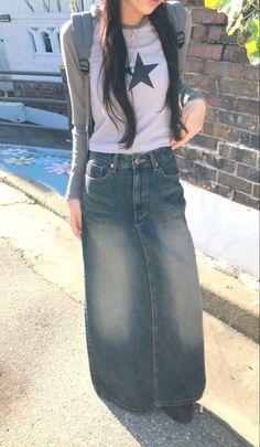 Boho Beauty: Styling a Denim Skirt for a Bohemian Look Long Denim Skirt Style, Dress Over Jeans Y2k, Jean Skirt Aesthetic, Long Jean Skirt Outfits Summer, Long Denim Skirt Outfit Ideas, Maxi Jean Skirt Outfits, Outfits With Denim Skirt