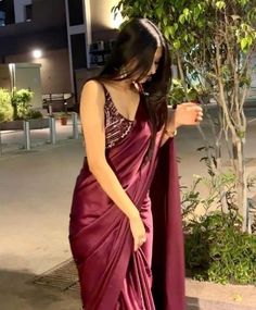 Note Blouse Design, Saree Look For Short Hair, Haircut For Saree, Saree Standing Pose, English Colour Saree, Plane Saree For Farewell, Saree For Warm Skin Tone, Dusty Rose Saree, Saree For Day Function