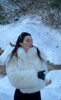 Ski Aesthetic Kendall Jenner Snow Picture, Kendall Jenner Aesthetic Winter, Kendall Jenner In The Snow, Aspen Kendall Jenner, Kardashian Aspen Outfits, Kardashians In Aspen, Kendall Jenner Skiing, Kendall Jenner Ski Outfit, Kardashians Skiing